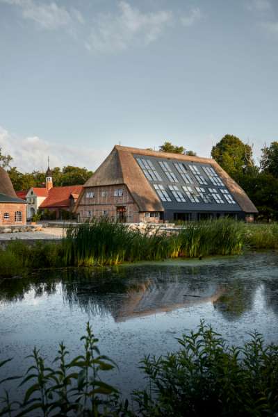 Fortid og fremtid forenes med stålprofiler, Gut Damp in 24351 Damp